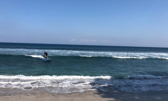 Participe de uma aula de surf em grupo com a Mangsit Surf School Lombok na praia de Mangsit, Lombok, Indonésia