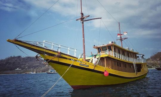 Komodo Islands Experience aboard a Wooden Phinisi Cruiser Sailboat!