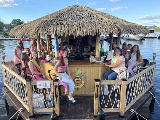 Tiki Boat & Bar avec capitaine et barman.