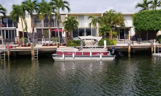 Louez ce ponton SunTracker 22DLX pouvant accueillir jusqu'à 10 personnes à Hollywood, en Floride