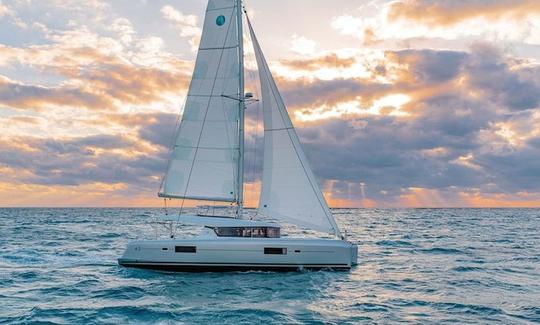 Alquiler de catamarán de crucero Lagoon «La Fenice» de 42 pies en Tropea, Italia