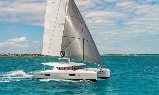 Alquiler de catamarán de crucero Lagoon «La Fenice» de 42 pies en Tropea, Italia