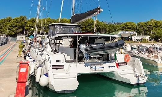 Alquiler de catamarán de crucero Lagoon «La Fenice» de 42 pies en Tropea, Italia