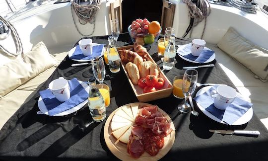 Sail & Breakfast 10am to 12am in Barcelona