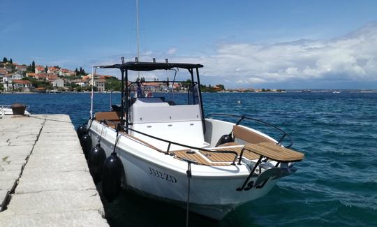 Louez cette console centrale Benetau Flyer 8 pour 10 personnes à Zadar, en Croatie