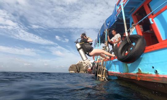 Cursos de buceo y divertidas inmersiones para buceadores certificados en Tambon Ko Tao