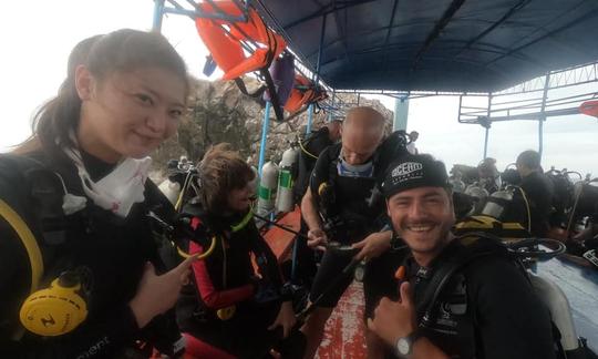 Cursos de buceo y divertidas inmersiones para buceadores certificados en Tambon Ko Tao