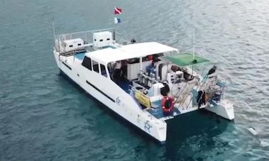 Alquiler de catamarán a motor para 40 pasajeros en Waikiki, Honolulú, Hawái