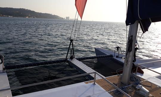 Catamaran à voile en privé pour 18 personnes à Lisbonne