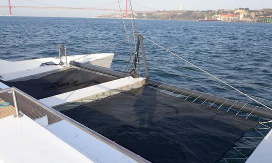 Catamaran à voile en privé pour 18 personnes à Lisbonne