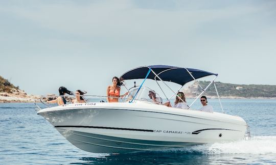 Un barco de lujo para navegar por la costa de Montenegro