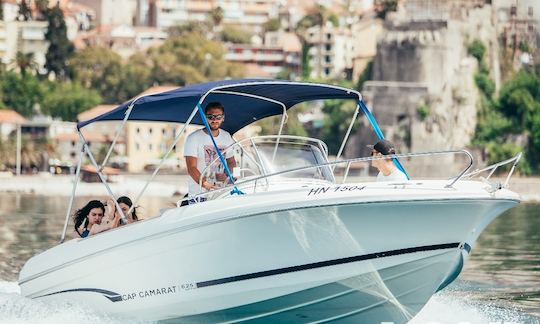 Un barco de lujo para navegar por la costa de Montenegro