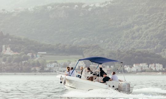 Un barco de lujo para navegar por la costa de Montenegro