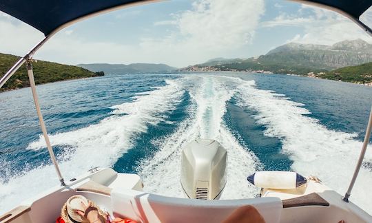 Un barco de lujo para navegar por la costa de Montenegro