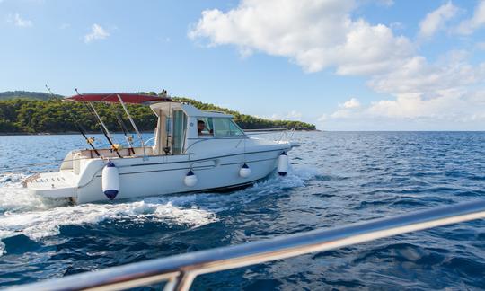 Réservez une visite privée avec skipper à bord du Jeanneau Merry Fisher 700