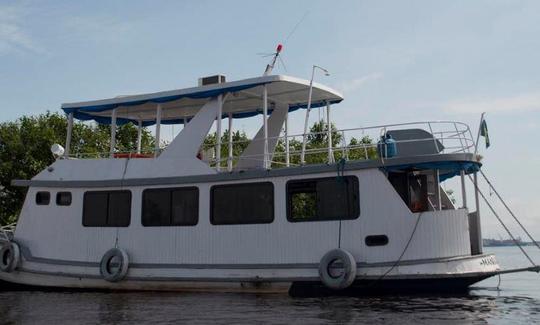 Passeio de barco em Manaus, Brasil