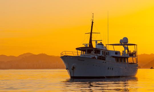 Location d'un magnifique yacht à moteur classique de 105 pieds à Rio de Janeiro, Brésil