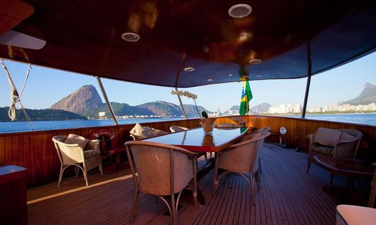 Location d'un magnifique yacht à moteur classique de 105 pieds à Rio de Janeiro, Brésil