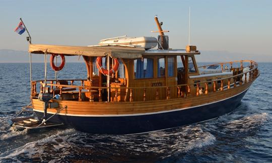 Classic Boat - Aluguer exclusivo de barco a casco em Zadar, Croácia