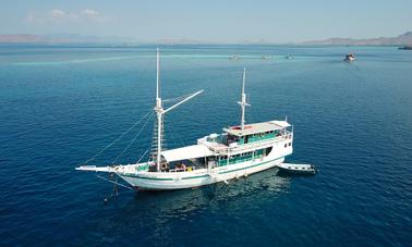 Charter capitaneado en una goleta Phinisi boutique de 91 pies en Komodo, Indonesia