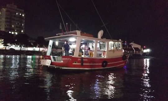 Ótimo horário de pesca em Guarapari, Brasil na traineira