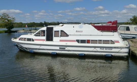 Bateau fluvial ALBATROS à Baye sur le canal du Nivernais en Bourgogne