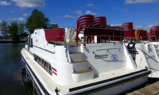 Bateau fluvial ALBATROS à Baye sur le canal du Nivernais en Bourgogne