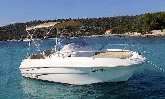 Beneteau Flyer 550 Sun Deck -Rental in Trogir, Croatia - Cuddy Cabin/Walk Around