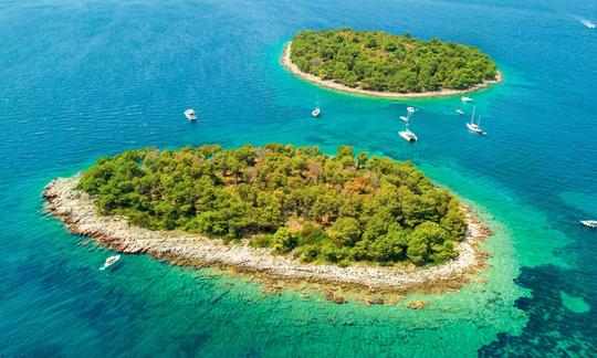 Excursão de meio dia à tarde pela Lagoa Azul e Trogir, 3 ilhas saindo de Split, Croácia