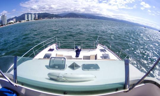 Catamarán a motor Lagoon 43 de diseño francés en Puerto Vallarta