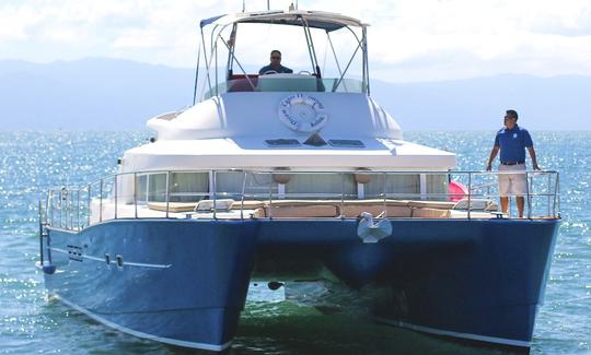 Catamarán a motor Lagoon 43 de diseño francés en Puerto Vallarta