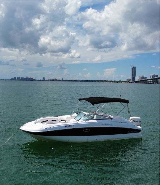 Belo barco Sundeck de 26 pés em Miami