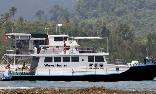 Disfrute de un chárter de surf en Padang, Indonesia, en el megayate Wave Hunter Power de 70 pies