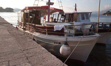 Bateau en bois traditionnel pour des visites privées à Dubronik avec déjeuner sur demande et boissons à volonté