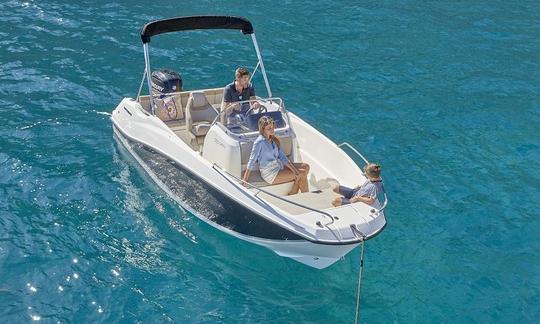 Louez un bateau à moteur Quicksilver 555 Open pour visiter les magnifiques îles de Croatie !