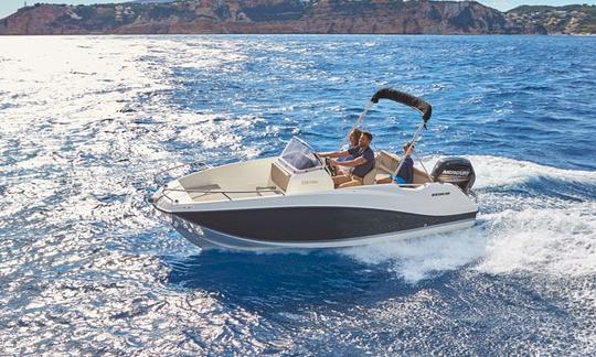 Louez un bateau à moteur Quicksilver 555 Open pour visiter les magnifiques îles de Croatie !