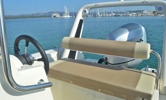 Barracuda 530 RIB con fueraborda de 100 CV en Betina, condado de Sibenik-Knin.