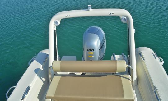 Barracuda 530 RIB con fueraborda de 100 CV en Betina, condado de Sibenik-Knin.