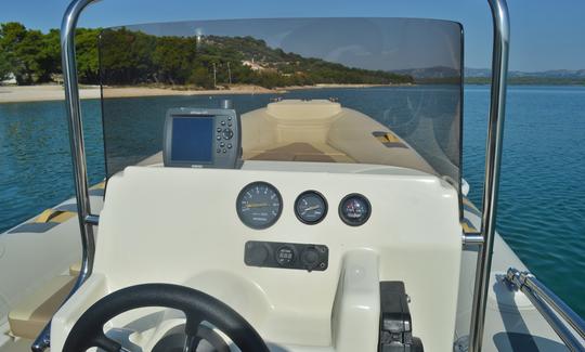 Barracuda 530 RIB con fueraborda de 100 CV en Betina, condado de Sibenik-Knin.