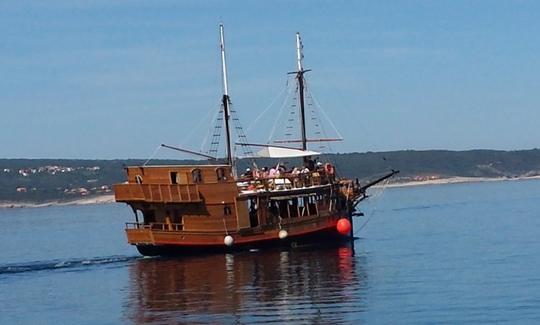 Croisière privée d'une journée ou de quelques heures seulement sur un bateau pirate de 80 pieds dans la mer Adriatique