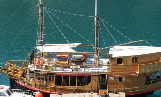 Croisière privée d'une journée ou de quelques heures seulement sur un bateau pirate de 80 pieds dans la mer Adriatique