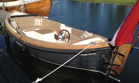 Beau bateau pour naviguer sur le lac avec jusqu'à 8 personnes