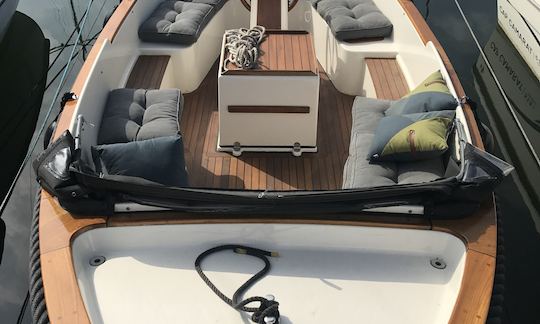 Beau bateau pour naviguer sur le lac avec jusqu'à 8 personnes