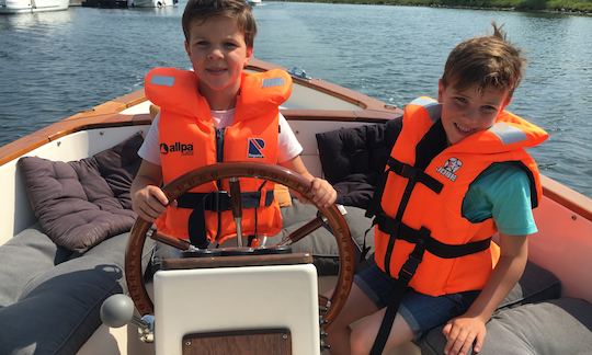 Beau bateau pour naviguer sur le lac avec jusqu'à 8 personnes