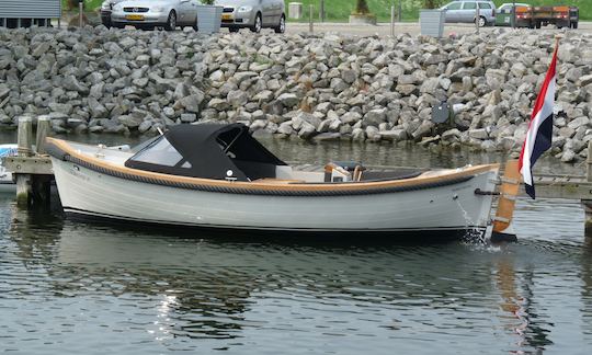 Beau bateau pour naviguer sur le lac avec jusqu'à 8 personnes