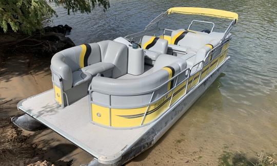 Beautiful 2018 pontoon with ice chest, captain, and room for up to 14!