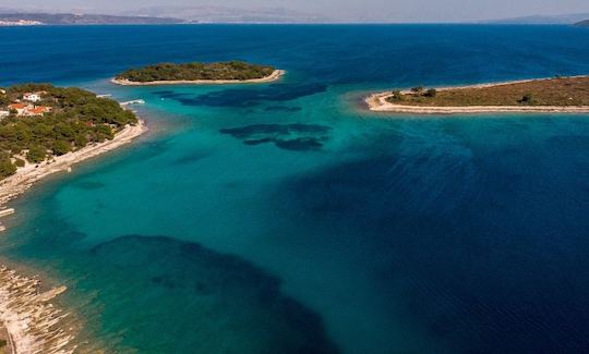 Experience the Blue Lagoon and Šolta Island Speedboat Tour with us!