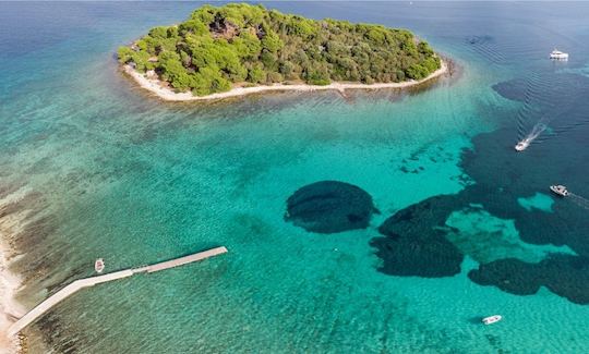 Experience the Blue Lagoon and Šolta Island Speedboat Tour with us!