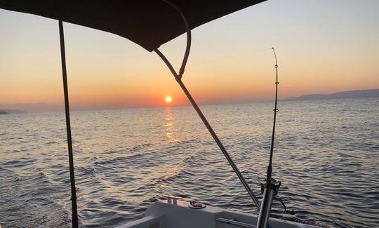 Pesca relaxante com um troll no arquipélago de Trogir, Croácia