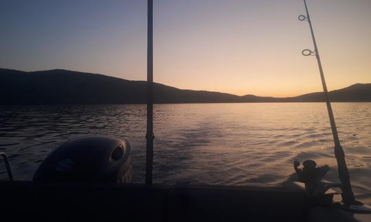 Pesca relaxante com um troll no arquipélago de Trogir, Croácia